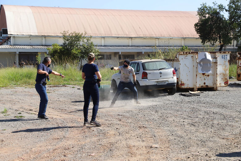 Aspirantes realizaram a atividade com spray de pimenta e pistola de eletrochoque, nas dependências do Complexo Educacional Mirambava, onde são promovidas as instruções da Escola de Formação