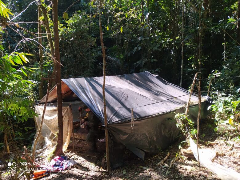 No acampamento também foram encontrados alimentos, roupas e mochilas usadas nos transportes dos palmitos. Todo o material foi apreendido e o local destruído