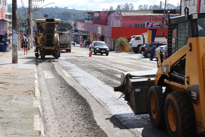 equipes iniciaram o trabalho de fresagem do asfalto para que em seguida seja aplicada a nova pavimentação