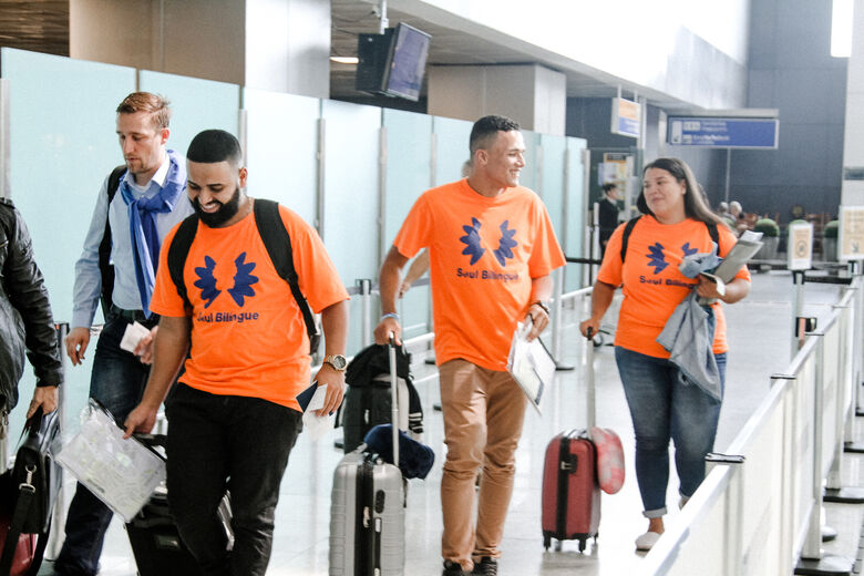 Soul Bilíngue arcar com os custos de hospedagem, escola, seguro viagem e fazer as orientações pré-embarque aos ganhadores das bolsas de estudo