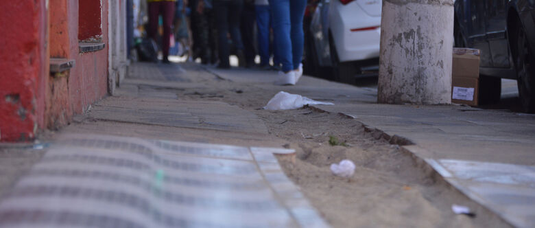Calçadas ficaram danificadas por obras
