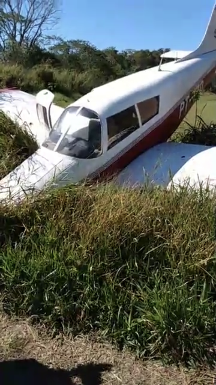 Avião de pequeno porte caiu em valeta após pouso forçado