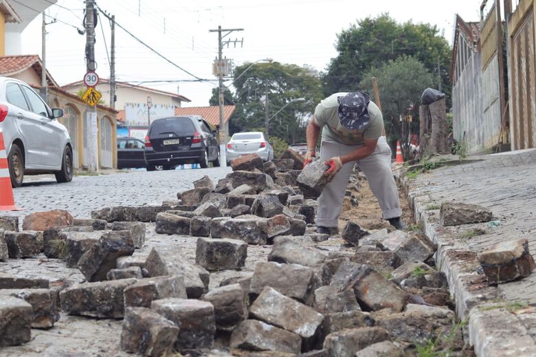 Nesta terça-feira (2) começaram as obras de capeamento asfáltico dos 400 metros de extensão da rua São Luiz e de construção de dois sarjetões