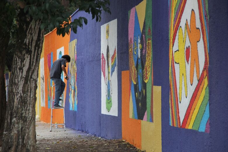 Pinturas dos alunos que foram premiadas para compor o projeto do muralista Eduardo Kobra já estão sendo estampadas no muro