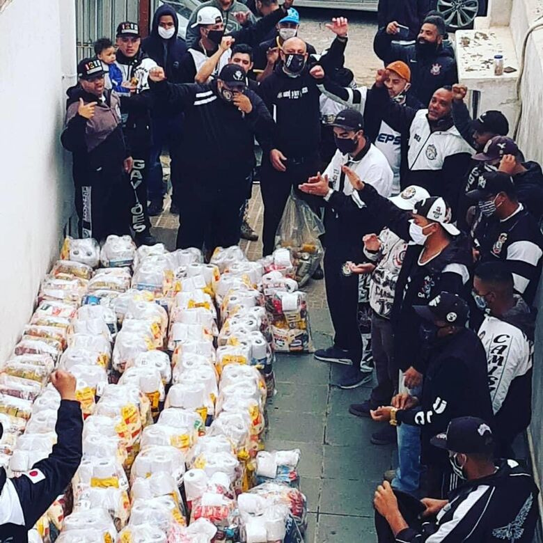 Torcedores da Gaviões da Fiel realizaram ação social neste último fim de semana no Jardim Celeste