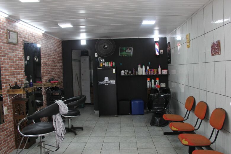 Caso a região entre na fase amarela, barbearias, bares e restaurantes poderão reabrir com restrições