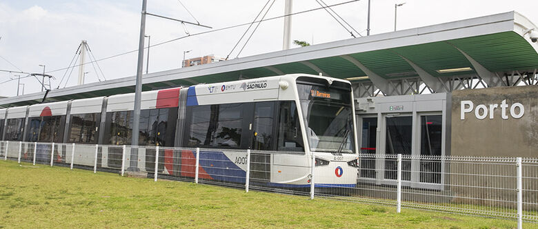 VLT é um veículo que não polui e circula no nível das ruas. Ele funciona na Baixada Santista com o trecho completo desde 2017 e liga duas cidades