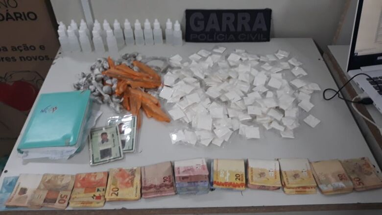 Drogas e dinheiro foram encontrados em uma sacola plástica