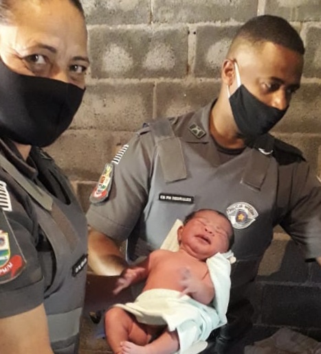 Policiais de Itaquá ajudam em parto de gestante