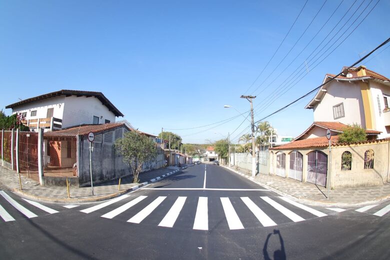 Ruas Ipiranga e São Luiz, além de terem recebido recentemente nova camada de asfalto sobre o pavimento de paralelepípedo, contam com nova sinalização de trânsito, como placas, pintura de solo e, na próxima semana, rampas de acessibilidade