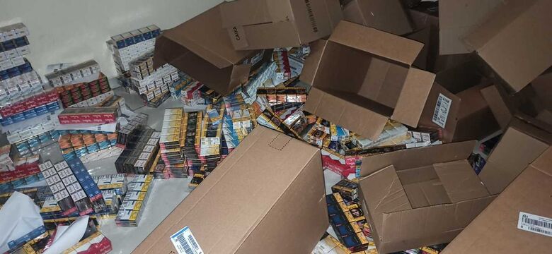 Caixas de cigarro foram encontradas em apartamento