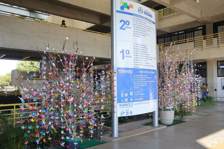 Interessado amarra seu “tsuru” na Árvore da Prosperidade, elaborada pelo Viveiro Municipal Tomoe Uemura, e deixa seu nome e sua mensagem em um caderno colocado à disposição