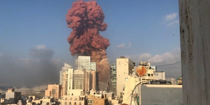 Momento da explosão em Beirute