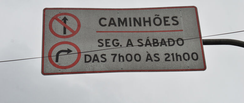 Região central de Suzano possui a sinalização que restringe a circulação de caminhões de segunda a sábado, das 7 às 21 horas