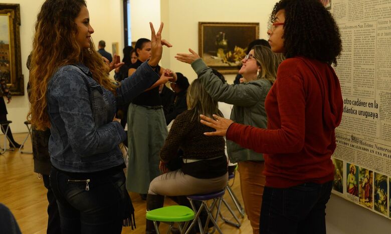 Jovens surdos e intérpretes buscam ar da inclusão