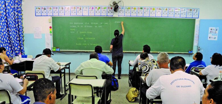 Estado paga mais de R$ 350 milhões para servidores da Educação