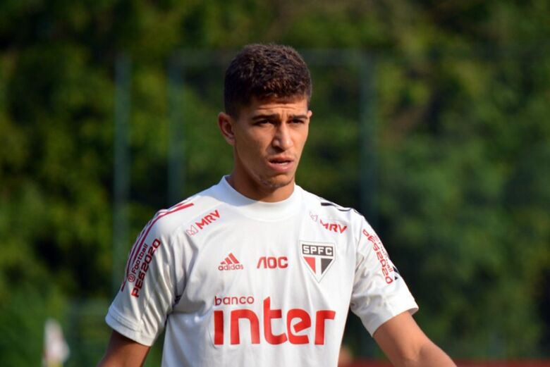 Diniz pode ter o retorno de Vitor Bueno, que não enfrentou o Corinthians para fazer reforço muscular