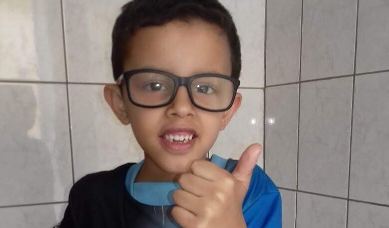 Criança de 9 anos com autismo sonha em receber parabéns do atacante Neymar