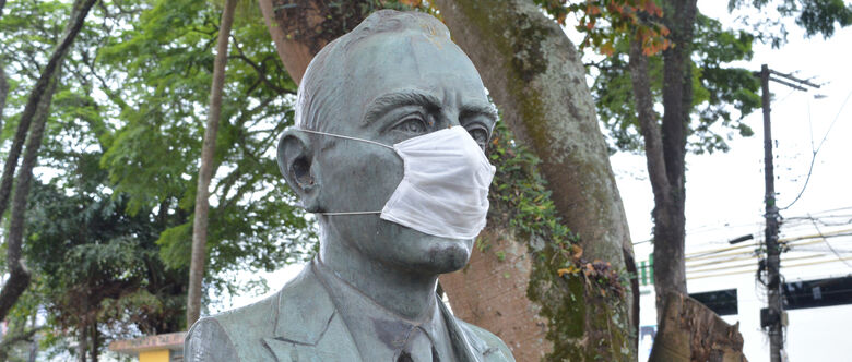 Estátua ganhou máscara de proteção na Praça João Pessoa