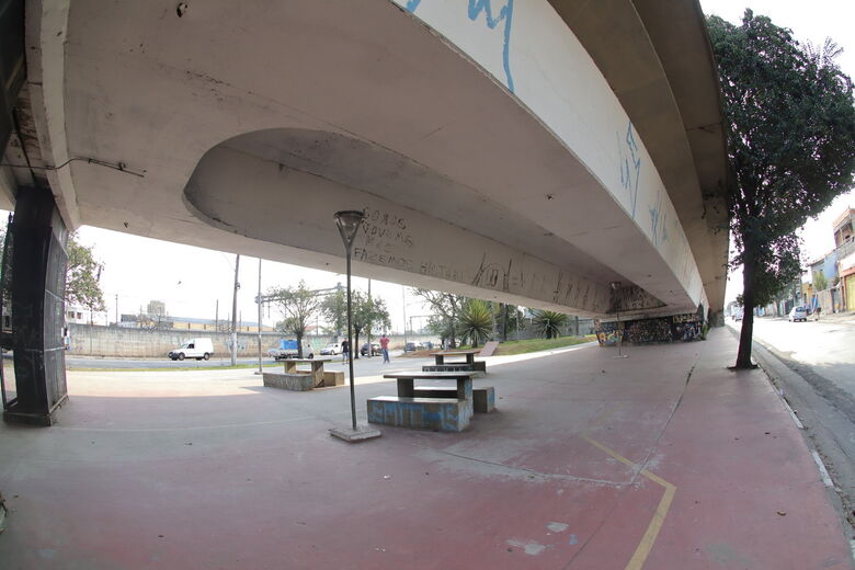 Viaduto passa por manutenção, ganha nova pintura e sinalização