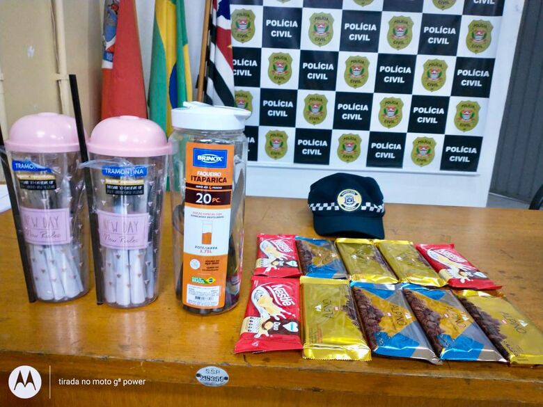 Suspeita tentou furtar 10 barras de chocolate, além de talheres
