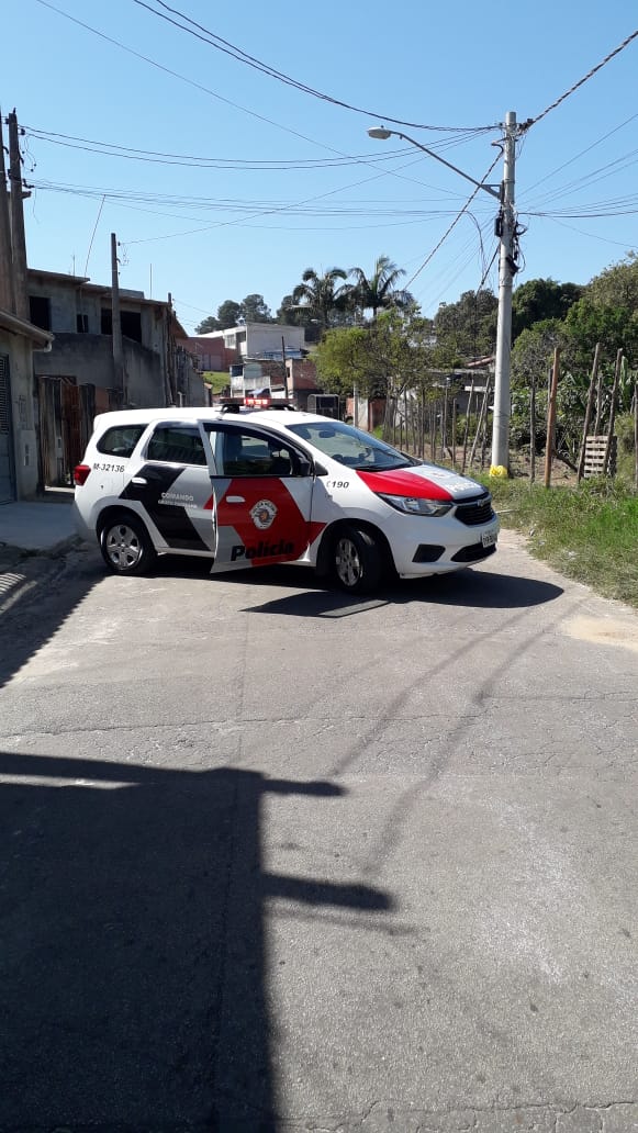 (PM isolou local onde granada foi encontrada no bairro do Raffo Foto:Polícia Militar/Divulgação)