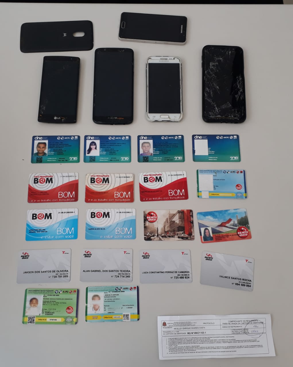 (Celulares e cartões do Bilhete Único foram encontrados em imóveis ligados aos suspeitos Foto: Polícia Civil/Divulgação)