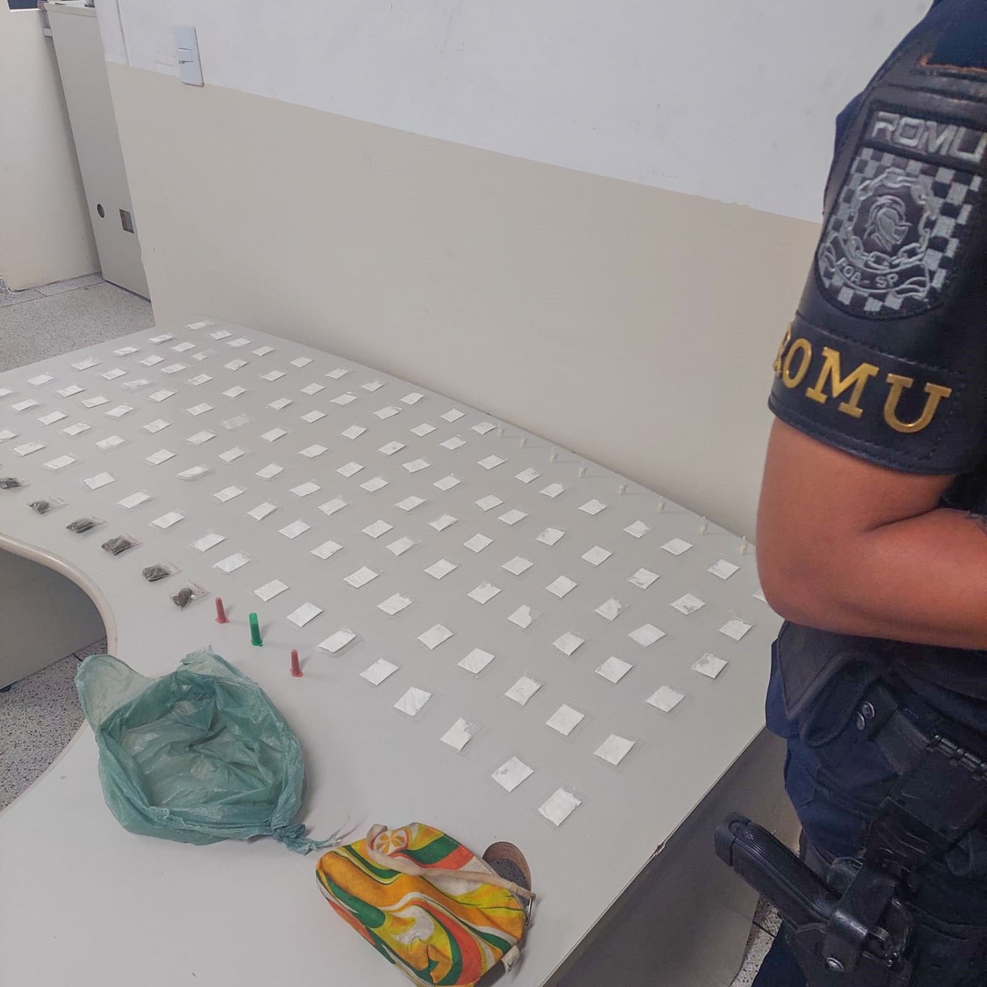 GCM de Poá apreende mais de 130 invólucros de drogas em Calmon Viana