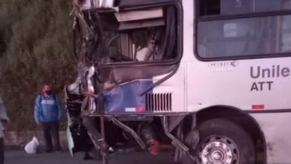 Acidente entre ônibus e caminhão deixa 5 feridos na Mogi-Salesópolis
