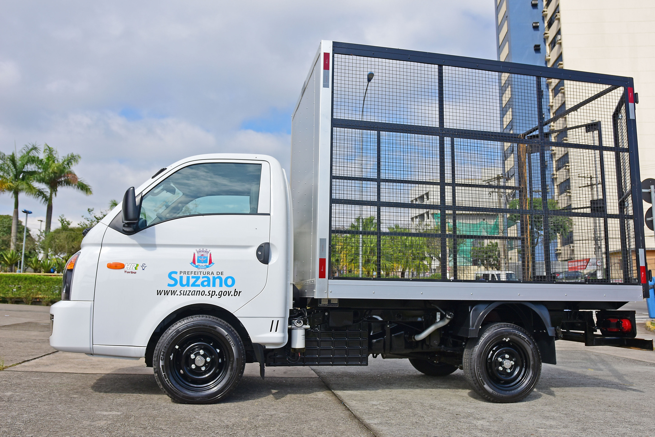 Suzano recebe novo caminhão voltado à coleta seletiva