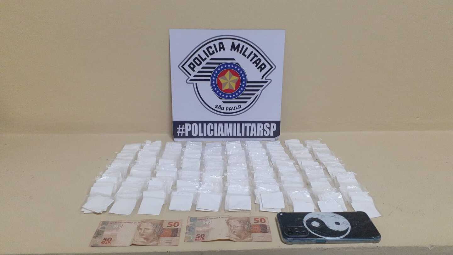 Polícia apreendeu 205 papelotes de cocaína em uma residência