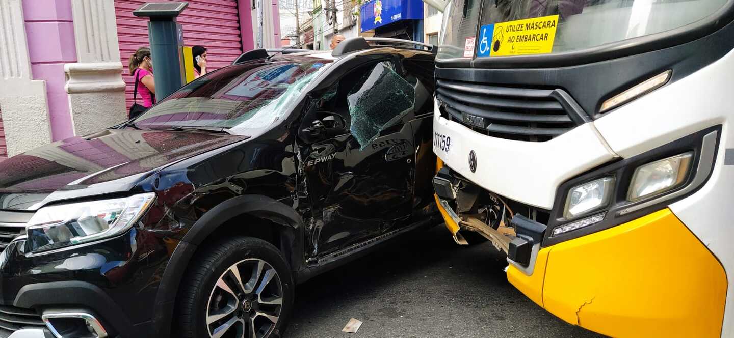 Batida Entre Carro E ônibus Deixa Seis Feridos E Trava O Trânsito Em Mogi Diário De Suzano 