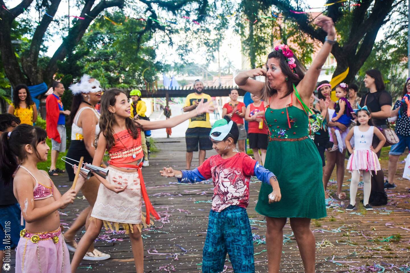 Diário de Santa Bárbara - Decoração para o carnaval colore as ruas do  Centro A decoração para o carnaval na rua João Mota, no Centro, está  recebendo os últimos retoques na manhã